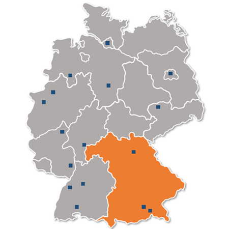 Die Karte zeigt die Umrisse Deutschlands mit dem Bundesland Bayern hervorgehoben. Bayern ist orange markiert.