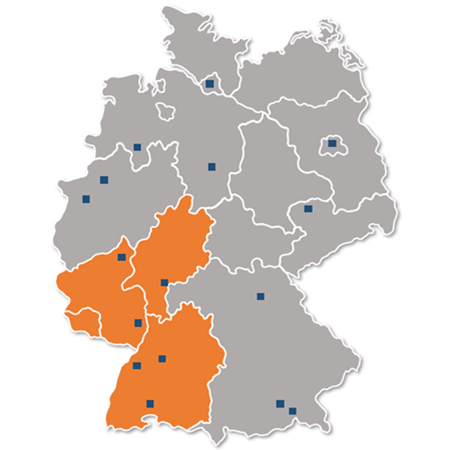 Die Karte zeigt die Umrisse Deutschlands mit hervorgehobenen Regionen im Südwesten in Orange, welche die Bundesländer Rheinland-Pfalz und Baden-Württemberg darstellen. Der Rest von Deutschland ist in Grau dargestellt. Außerdem sind in der Karte einige markierte Punkte, die größere Städte darstellen könnten.